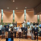 Foto de grupo con los ganadores, representantes de las empresas y miembros del decanato de la Facultad