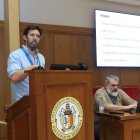 A la izquierda, Guillermo López-Reyes; a la derecha, José A. Manrique, ambos investigadores del GIR ERICA