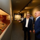 Eduardo Pedruelo y Jesús Julio Carnero recorren la exposición de la Controversia de Valladolid.