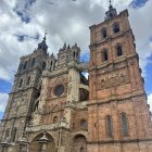 Su fachada, del siglo XVIII, es un espectacular retablo de piedra, obra maestra del barroco leonés.