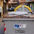 Pantalla en un contenedor de orgánico en la calle García Lesmes de Valladolid.