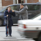 Patricia y Claudio cruzando la calle, con su bastón rojo y blanco.-J. M. LOSTAU