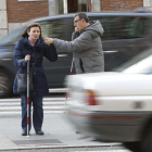 Patricia y Claudio cruzando la calle, con su bastón rojo y blanco.-J. M. LOSTAU