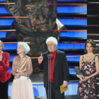 Almodóvar con el reparto de Todo sobre mi madre en el escenario de los Goya. Antonia San Juan, Marisa Paredes, Penélope Cruz y Cecilia Roth. ICAL