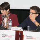 El diputado nacional de Podemos Íñigo Errejón (d) acompañado de la presidenta de las Cortes de Aragón, Violeta Barba (i) durante la mesa redonda sobre la renta básica en la que han participado en Zaragoza.-EFE / JAVIER CEBOLLADA