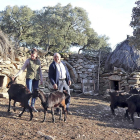 Inés Luengo y Ángel Carrascal con dos ejemplares de la raza en peligro, Agrupación de las Mesetas.-CABRERO