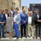 El presidente de la Diputación, Jesús Julio Carnero, en el centro, con el bodeguero Mariano García, el periodista Fernando Lázaro y responsables de las DO.-ICAL
