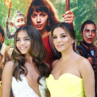 Eva Longoria e Isabela Moner brillan en el estreno de ’Dora’ en Los Ángeles.-NINA PROMMER (EFE)