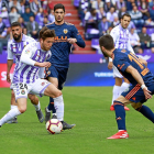 Keko intenta regatear a Gayà en el partido Real Valladolid-Valencia disputado en Zorrilla.-J. M. LOSTAU