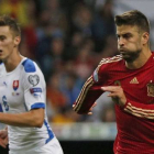 El defensa Gerard Piqué, en un momento del encuentro contra Eslovaquia.-