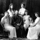 El Zar Nicolás II y su familia en una fotografía de 1913.-