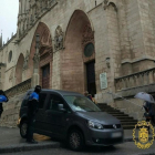 Coche intenta bajar las escaleras de la Catedral de Burgos.-EUROPA PRESS