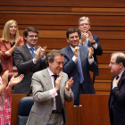 Juan Vicente Herrera recibe el aplauso de su grupo tras ser reelegido Presidente de la Junta de Castilla y León.-ICAL