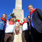 Zapatero, en el momento de la ofrenda ante el monolito.-ICAL