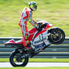 Iannone celebra su primer triunfo en Moto GP-AFP / JOE KLAMAR
