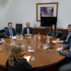 Los equipos negociadores de Partido Popular y Ciudadanos, encabezados por el presidente del PP andaluz, Juanma Moreno (izquierda), y el líder regional de Ciudadanos, Juan Marín (segundo por la derecha).-EFE/JULIO MUÑOZ