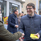 El secretario regional del PP, Alfonso Fernandez Mañueco, entrega ejemplares de la Constitución en Salamanca.-ICAL