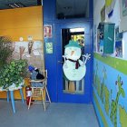 La entrada, decorada, de una escuela infantil de la capital.-EL MUNDO