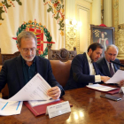 El alcalde de Valladolid, Óscar Puente (C), presenta los Presupuestos del Ayuntamiento para el año 2017. Junto a él, el teniente de alcalde, Manuel Saravia (I), y el concejal de Hacienda, Antonio Gato.-ICAL