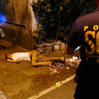 Un hombre acribillado a balazos en una calle de Manila.-ADRIÁN FONCILLAS