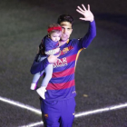 Bartra celebra con su hija Gala la fiesta del doblete del Barça en el Camp Nou.-JULIO CARBO