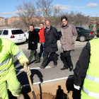 El alcalde de Valladolid, Javier León de la Riva, visita las obras de ajardinamiento de las medianas situadas en la avenida de Burgos-Ical
