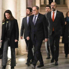 Torra y los ’consellers’, antes de celebrar el Consell Executiu extraordinario tras la inhabilitación del ’president’, este viernes.-ROBERT RAMOS
