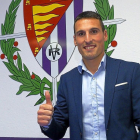 Fede San Emeterio posa durante su puesta de largo con el escudo del Real Valladolid.-MIGUEL ÁNGEL SANTOS