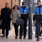 Raquel Gago llega a la Audiencia Provincial de León acompañada por su letrado, Fermín Guerrero (I) y dos policías municipales-ICAL