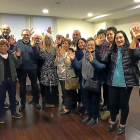 La percusionista Evelyn Glennie, en el centro, con los  miembros de la Federación de Sordos.-ICAL