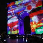 El Arco del Triunfo de París, iluminado con las banderas de los países participantes en el Mundial.-AP / THOMAS SAMSON
