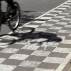 Un ciclista pasa por un carril bici.-ALBERT BERTRAN