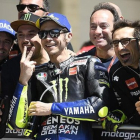 Valentino Rossi (Yamaha) celebra con los miembros de su equipo y amigos el segundo puesto en la parrilla de Austin.-MONSTER YAMAHA MEDIA