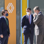 El presidente de Castilla y León, Alfonso Fernández Mañueco, el presidente de España, Pedro Sánchez y el rey Felipe VI en la fábrica de Renault de Palencia. / ICAL