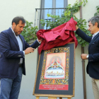 Óscar Puente, y el hermano mayor de la Cofradía de Nuestra Señora de San Lorenzo, Leopoldo Adiego, presentan los actos de conmemoración.-ICAL