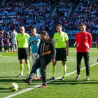 Eusebio Sacristán haciendo el saque de honor en el partido que disputaron Celta y Real Valladolid el pasado domingo en Balaídos. / IÑAKI SOLA / RVCF