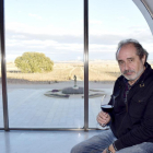 Tomás Jurío, en la zona social de la bodega, desde cuya cristalera se contempla la escultura de la diosa Vinea y la antigua encina, en mitad del viñedo.-ARGICOMUNICACIÓN