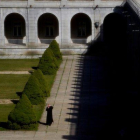 Un monje, en la explanada de la abadía del Valle de los Caídos.-JOSÉ LUIS ROCA