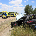 Accidente entre dos turismos y un camión en la A-62 dirección Valladolid en la salida Fuensaldaña-ICAL