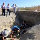 El presidente de la Diputación de Valladolid, Jesús Julio Carnero, visita el XIII Curso de Arqueología y campo de trabajo de Matallana. Junto a él, el catedrático de Prehistoria, Germán Delibes-ICAL