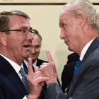 Morenés da explicaciones a Stoltenberg y a Ashton Carter en la cumbre de la OTAN.-AFP