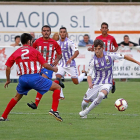 Toni intenta salvar el marcaje de los jugadores del Atlético Tordesillas en Las Salinas.-BALCAZA