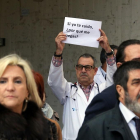 Verónica Casado y Manuel Mitadiel en la concentración convocada en el centro de salud Parquesol en repulsa por la agresión sufrida por uno de sus profesionales.-ICAL