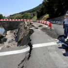 El secretario regional del PSOE, Luis Tudanca, visita el Puente de Cabezón de Pisuerga (Valladolid) tras su derrumbe-Ical