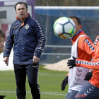 El técnico Sergio González durante un entrenamiento.-J.M.LOSTAU