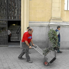 Operarios hacen el traslado del antiguo edificio de la Agencia Tributaria situado en la plaza Madrid-Ical