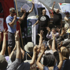 El movimiento 15M celebra su cuarto aniversario en la Puerta del Sol con cientos de ciudadanos participando en asambleas y actividades lúdicas.-Foto: EFE/ FERNANDO ALVARADO