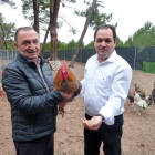 José Miguel y su padre Domingo muestran uno de los ejemplares de gallo de corral de la raza barrado.-T.S.T.