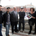 El alcalde de Valladolid, Javier León de la Riva, y el músico Mikel Erentxun, posan junto a los integrantes del grupo Sharon Bates-Ical