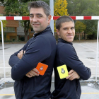 Los árbitros de Asobal Luis Colmenero y Víctor Rollán posan con sus tarjetas en el patio del colegio.-J. M. LOSTAU